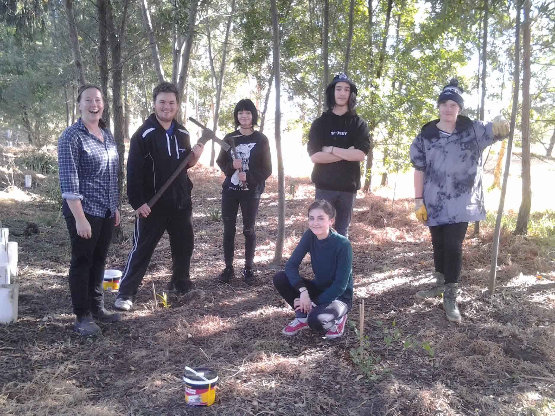Federation Training VCAL students in 2017 with Aly Harrington from BULG at a working bee along the Mitchell River in 2017.