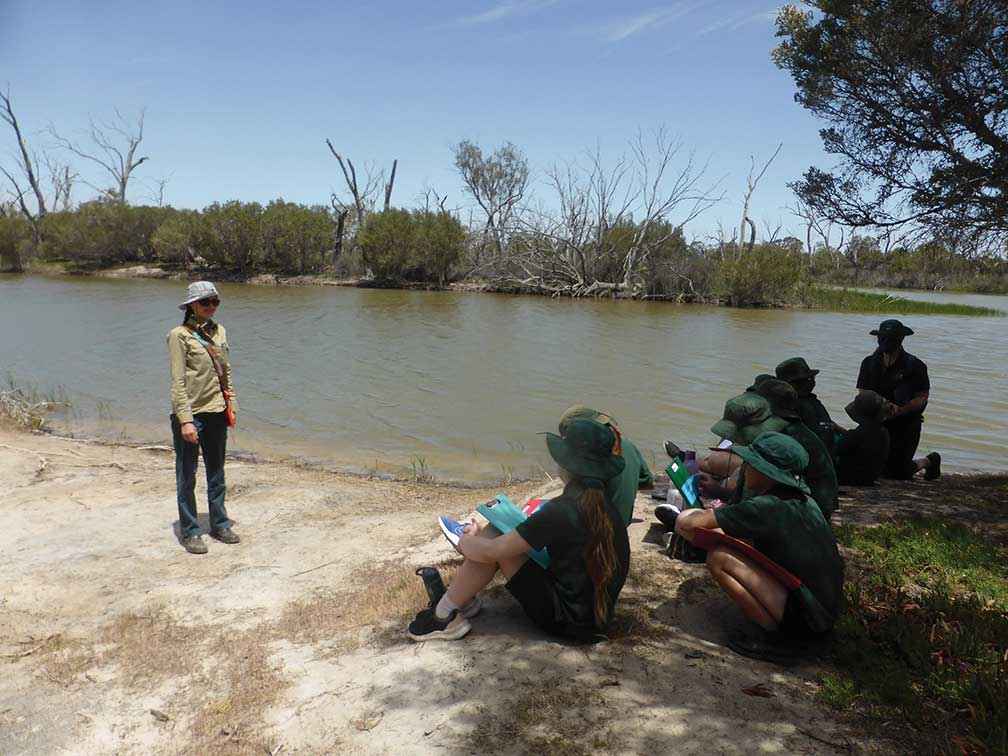 Ecologist Mirinda Thorpe answers questions from Jeparit Primary School students on how <br />
to protect their patch of the Wimmera River in November 2020. <br />
