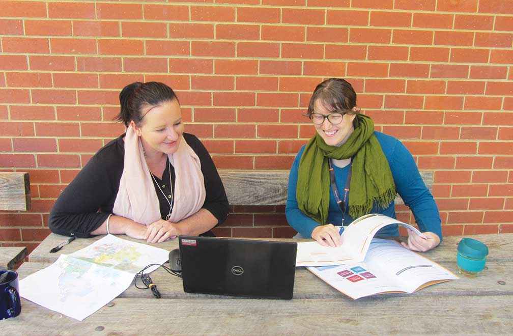 Krista England (left) from North Central CMA and Mount Alexander Shire region’s Intrepid Landcare Coordinator Asha Bannon work together on an online grant application.