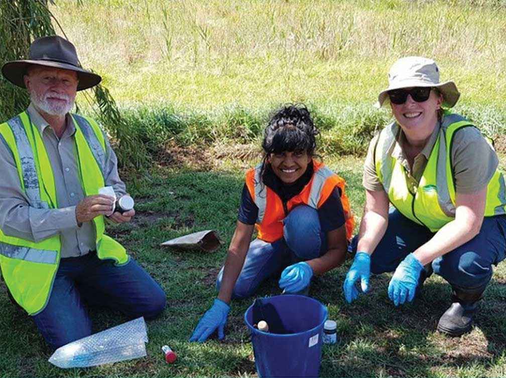 Dr Kavitha Chinathamby (RMIT aquatic scientist) & citizen scientists Matt Daniels & Wendy Noble checking water samples.