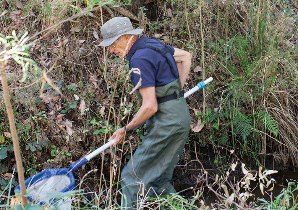 Jeff Carter conducts a WaterWatch survey at Baldry Crossing.